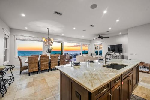 una cucina e una sala da pranzo con vista sull'oceano di Beach Side Paradise - Luxury Home on the Beach a Ilexhurst