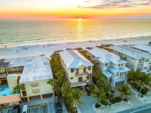 una vista aerea di una spiaggia con case e l'oceano di Beach Side Paradise - Luxury Home on the Beach a Ilexhurst