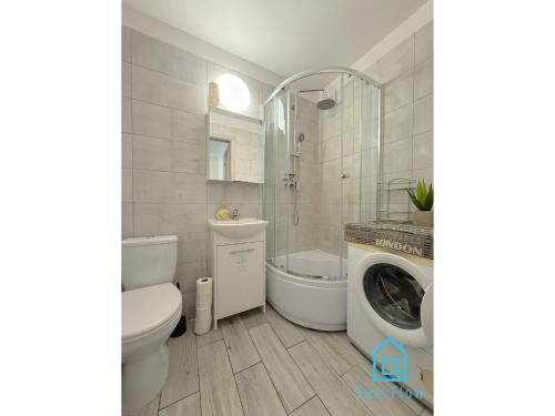 Ένα μπάνιο στο Coconut Apartment - 5 min to Baltic Sea