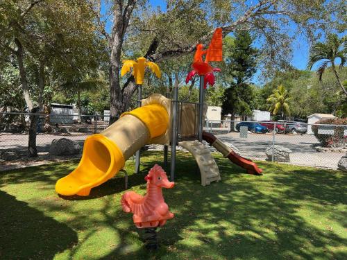 Herní místnost nebo prostor pro děti v ubytování Waterfront Tiny House w Pool, Beach, and Boat Dock