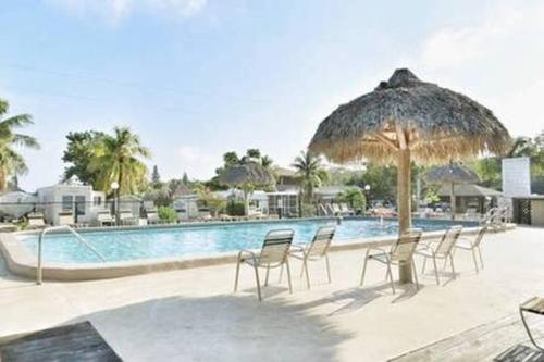 Bazén v ubytování Waterfront Tiny House w Pool, Beach, and Boat Dock nebo v jeho okolí