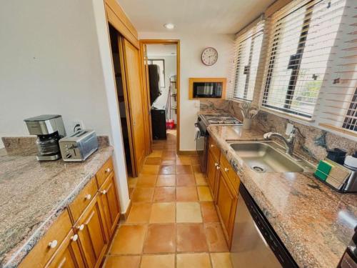 Η κουζίνα ή μικρή κουζίνα στο Oceanview Penthouse Casa Del Mar