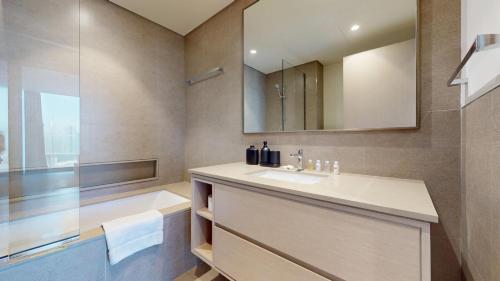 une salle de bain avec un lavabo et un miroir dans l'établissement Vacationer l Fountain, Burj Khalifa View l 2 Bedroom l Downtown Dubai, à Dubaï