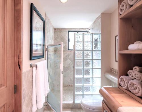 Koupelna v ubytování Beachside Serenity Coral 101 Casa del Mar