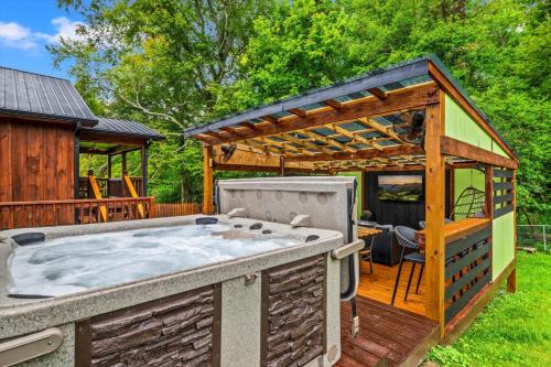 Un gran jacuzzi en una terraza con cenador. en 2 Cabins in One- Hot Tub- Fenced Yard - Mtn Views, en Wear Valley