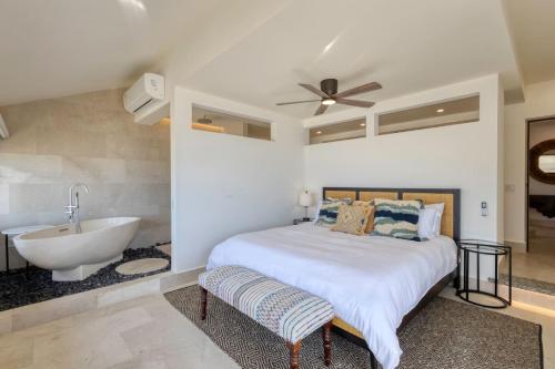 Ένα ή περισσότερα κρεβάτια σε δωμάτιο στο Luxury Unique Oceanfront Penthouse