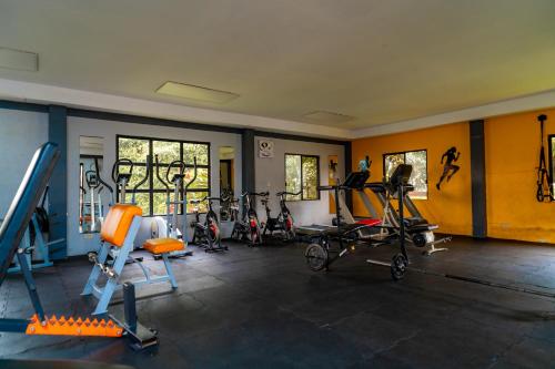 a gym with a bunch of exercise equipment in a room at Via Samborondón Ciudad Celeste, Tipo Mansión, 5 camas, 4 hab, piscina gym in SamborondÃ³n