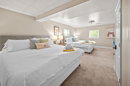 Ένα ή περισσότερα κρεβάτια σε δωμάτιο στο Private Basement - Two King Beds and Hot Tub