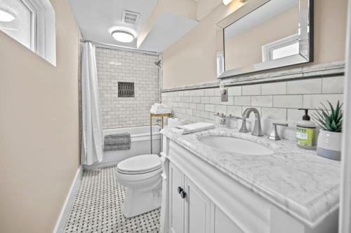 Ένα μπάνιο στο Private Basement - Two King Beds and Hot Tub