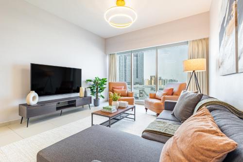 TV a/nebo společenská místnost v ubytování Great 1 BDR in the Iconic Gate Tower - 5 min to ADGM, Cleveland, Galleria or Beach - High Floor - Heart of Al Reem Island