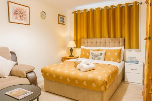 KingshurstにあるThe RS Inn Cozy Homestay Premium Private Rooms With Parking Near Birmingham Airport, Lake Park For Solo, Couples & Familyのベッドルーム1室(黄色いカーテン付きのベッド1台付)