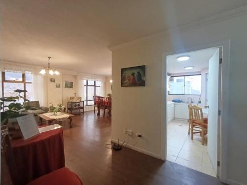 um quarto com uma sala de estar e uma sala de jantar em Skyline 11, comfort in the heart of the city 