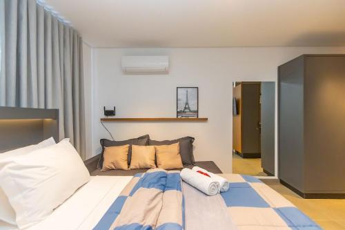 a bedroom with a bed with two pillows on it at Estúdio Completo para 4 Pessoas no Eixo - EIX0201 in Curitiba