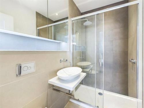 a bathroom with a sink and a shower at Green Park 4 bed LUX with parking ,M4 Jct 11 in Reading
