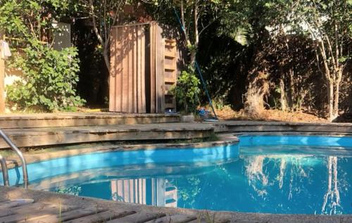 Una piscina con agua azul en un patio. en Casa de 5D para 12 personas con piscina, en Guanaquero