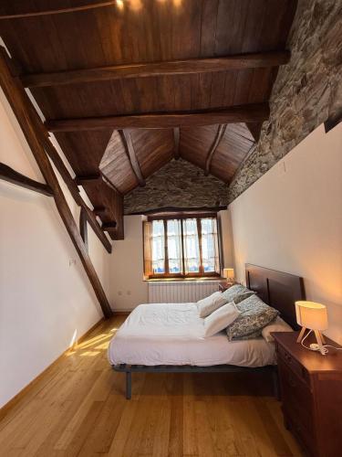 een slaapkamer met een groot bed op zolder bij Casa Chita in Tapia de Casariego