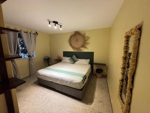 オアハカにあるDepartamento en el centro de Oaxacaの部屋にベッドがある寝室