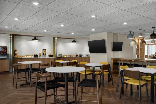 a restaurant with tables and chairs in a room at Fairfield by Marriott Inn & Suites Beckley in Beckley