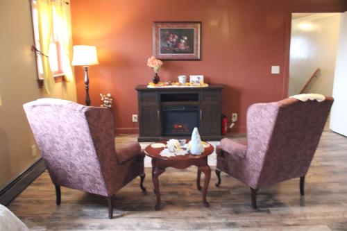 Ein Sitzbereich in der Unterkunft Moonlight Manor Bed & Breakfast