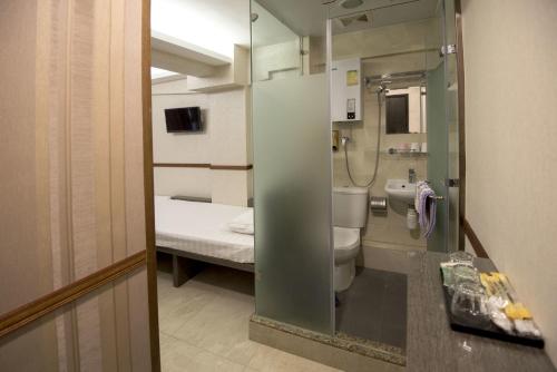 Baño pequeño con aseo y lavamanos en Celltronik Hostel 先創旅店, en Hong Kong