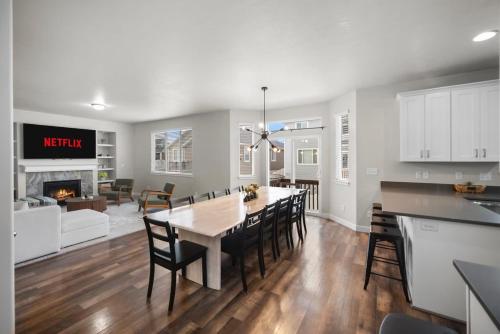 a kitchen and dining room with a table and chairs at Charming Family Stay w Arcade Theatre Ski Haven Walking trails and river walk in backyard in Ashford Acres