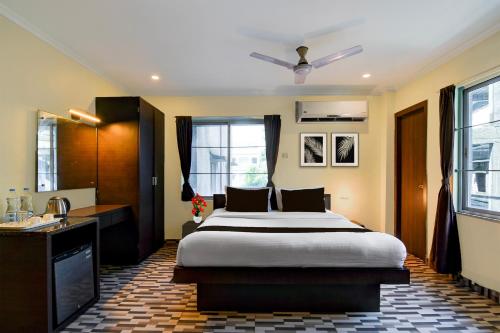 1 dormitorio con 1 cama grande y lavamanos en Townhouse New Digha Formerly Hotel Coral, en New Digha