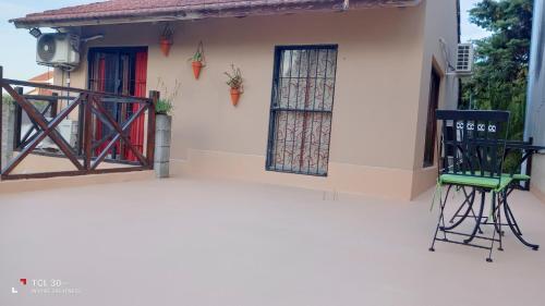 Bangunan di mana terletaknya rumah tamu ini