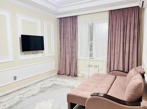 TV a/nebo společenská místnost v ubytování 2-комнатная квартира Жана кала