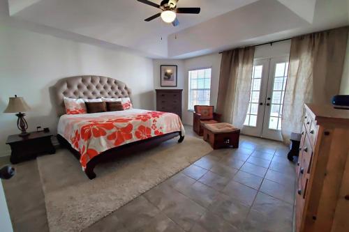 Postel nebo postele na pokoji v ubytování The Dolphin House