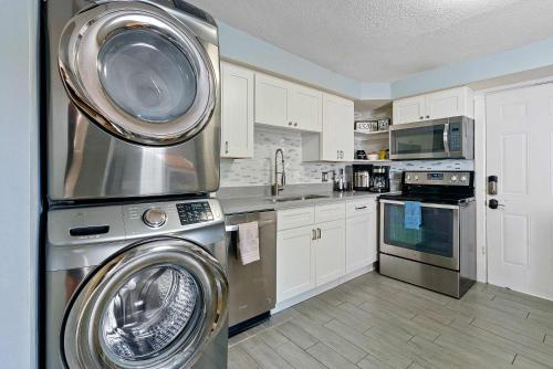 a kitchen with a washer and a washing machine at CGV - Unique and Memorable 3BDR Stay in Columbus