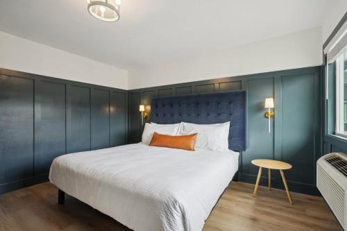 a bedroom with a large bed with a blue wall at Lakelyn Lodge in Lakeville