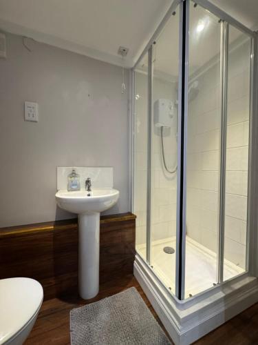 Bilik mandi di Marston 57 Guest House
