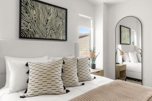 Postel nebo postele na pokoji v ubytování Freestanding Cubs Retreat near ASU off L-101 & 202