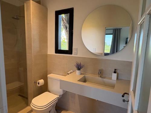 un baño con lavabo y espejo en Aires de Capilla, en Capilla del Señor