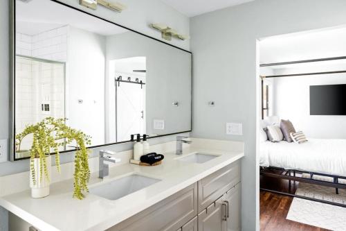 Μια τηλεόραση ή/και κέντρο ψυχαγωγίας στο 3Bedroom 2Bath - Saltwater Pool, Hot Tub, & Pool Table