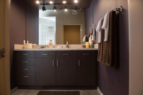 斯科茨3rd Avenue Lofts located in Old Town Scottsdale的带水槽和大镜子的浴室