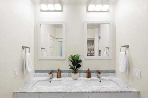 Ένα μπάνιο στο Party at The Palm - Pool, Hot Tub, Pergola with Fire Pit & Much More