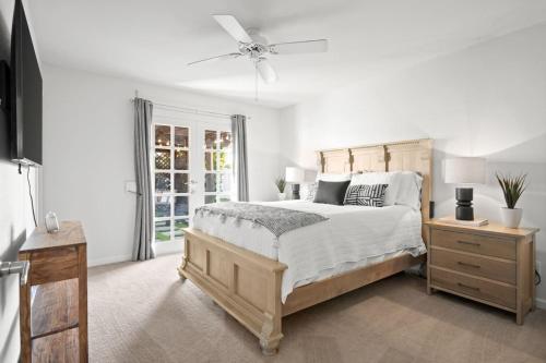 Ένα ή περισσότερα κρεβάτια σε δωμάτιο στο Party at The Palm - Pool, Hot Tub, Pergola with Fire Pit & Much More