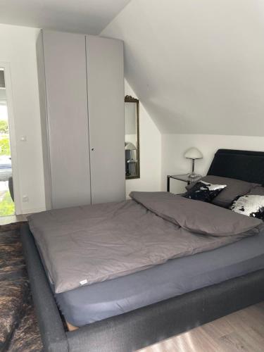 テクレンブルクにあるFerienwohnung Little Somethingのベッドルーム1室(大型ベッド1台、白いキャビネット付)