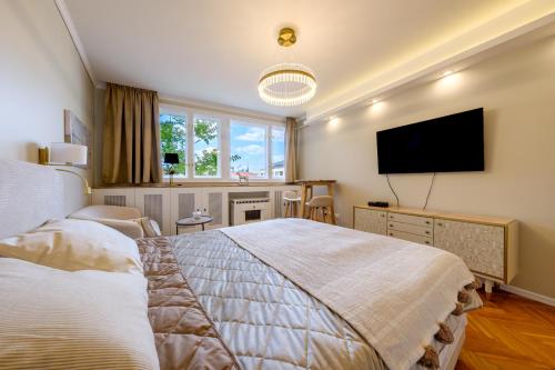 una camera da letto con un letto e una TV a schermo piatto di Chain Bridge Studio a Budapest