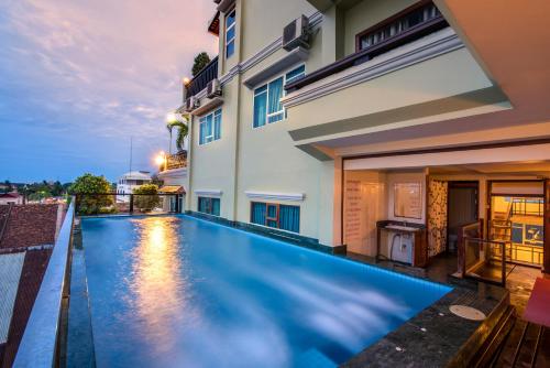 una piscina en el patio trasero de una casa en Seng Hout Hotel en Battambang