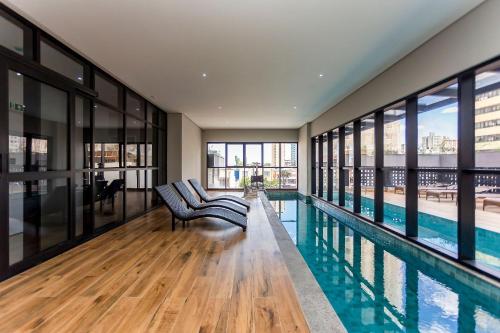 Bazén v ubytování Apartamento de 2 Quartos com Vaga - IBI0807 nebo v jeho okolí