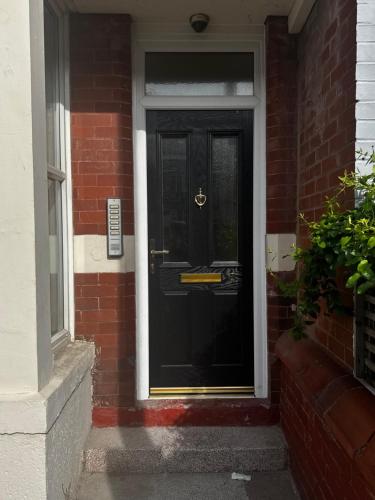 Η πρόσοψη ή η είσοδος του Reads Avenue - Luxury Ground Floor Studio - Next Door to H&A Social Club