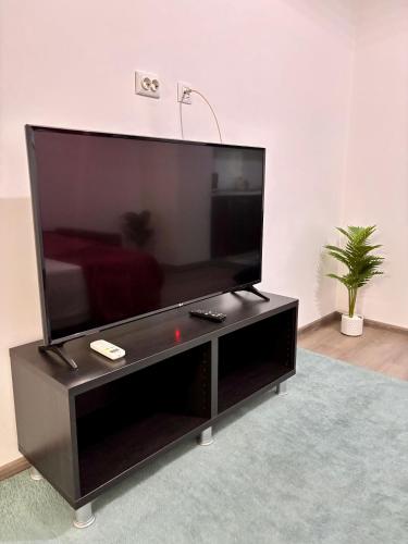 een grote flatscreen-tv in een woonkamer bij The Palas Retreat in Iaşi