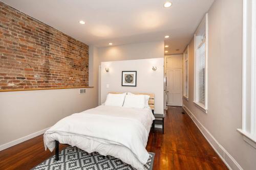 Ένα ή περισσότερα κρεβάτια σε δωμάτιο στο Loft Life Pendleton 2 - Chic Downtown Condo for 4