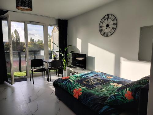 Postel nebo postele na pokoji v ubytování Sunset Sky Studio1 Gdańsk