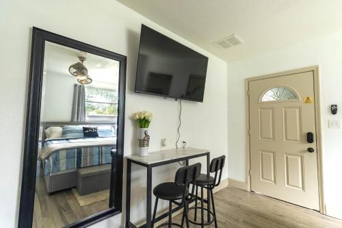 a room with a table and chairs and a bed at 10 Minutes from Universal - Relaxing Guest Suite in Orlando