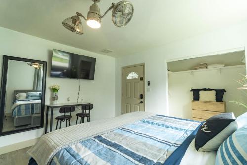 a bedroom with a bed and a table with chairs at 10 Minutes from Universal - Relaxing Guest Suite in Orlando