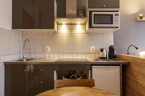 Le Cham 106 Modern Studio in Central Chamonix | Walk to Ski Lift & Town Center - Happy Rentals