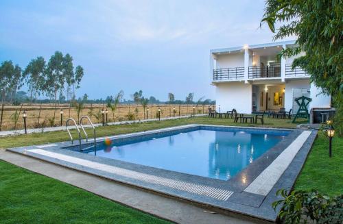 Bazén v ubytování Corbett Jungle Breeze nebo v jeho okolí